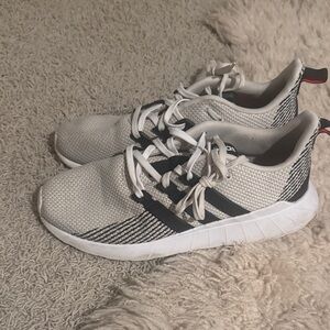 Stylish Men's Sneakers in Black and White